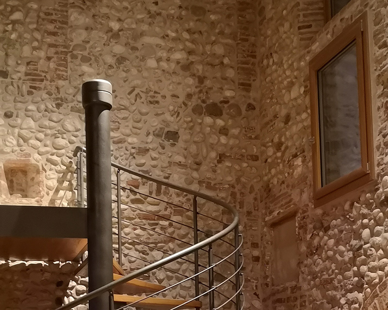 Illuminazione interni torre difensiva militare del XIV secolo ad uso abitativo Idealux, Marostica)